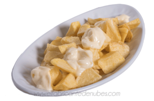 Fotografía de un plato de patatas bravas en el Bar Mr Dumbo (Zaragoza)
