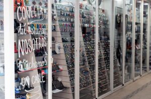 Acción de escaparatismo en los comercios del barrio de Torrero (Zaragoza)