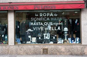 Fotografía del escaparate de la tienda Ferman tras ser decorado por el equipo de Recreando Estudio