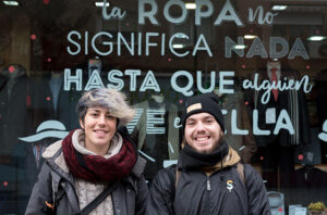 Parte del equipo de Recreando Estudio llevando a cabo una acción de escaparatismo en el barrio de Torrero (Zaragoza)