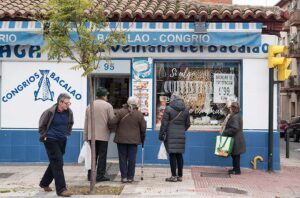 Acción de escaparatismo en la tienda Bacalao Azuaga, en Torrero (Zaragoza)