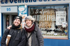 Fotografía de parte del equipo de Recreando Estudio durante una acción de marketing en los comercios de Torrero (Zaragoza)