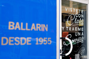Vídeo sobre una acción de escaparatismo desarrollada por Recreando Estudio la tienda Ballarin, en Torrero (Zaragoza)